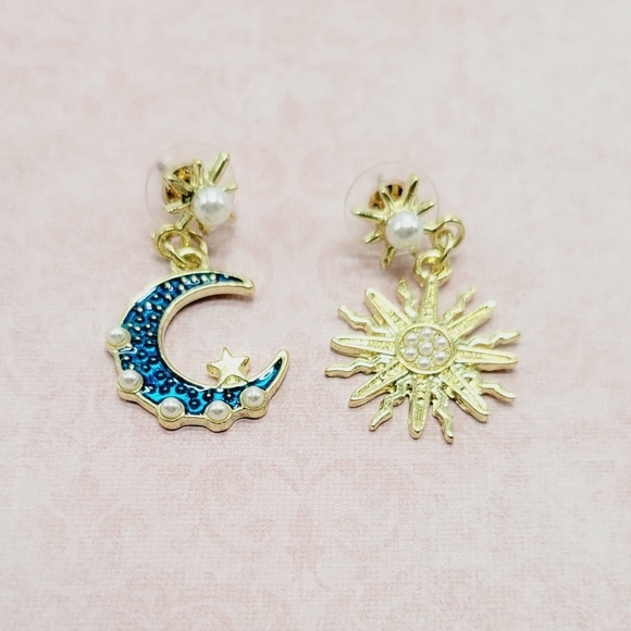 Sun and moon small drop earring in gold and blue - Picture 3 of 7